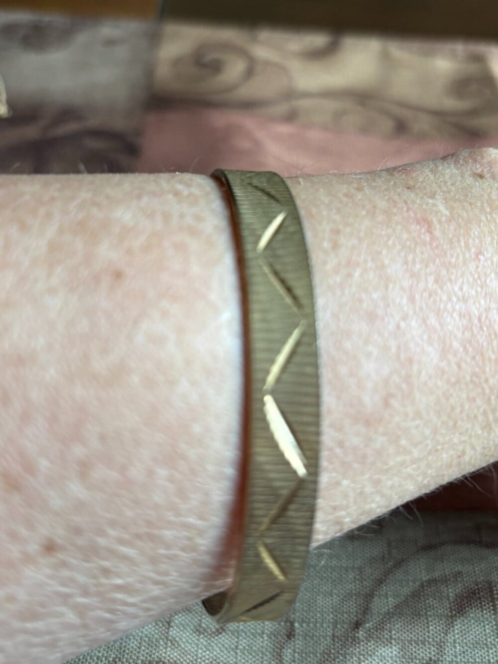Vintage 1960s Florentine Finish Geometric Gold Tone Stackable Bangle - Picture 2 of 4